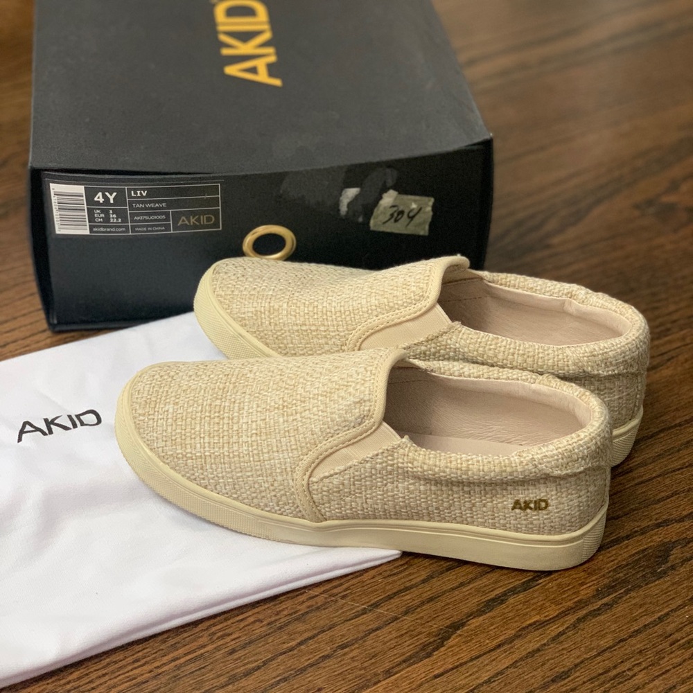 Good Condition Akid Liv Sneaker Tan Weave Kids Size 4